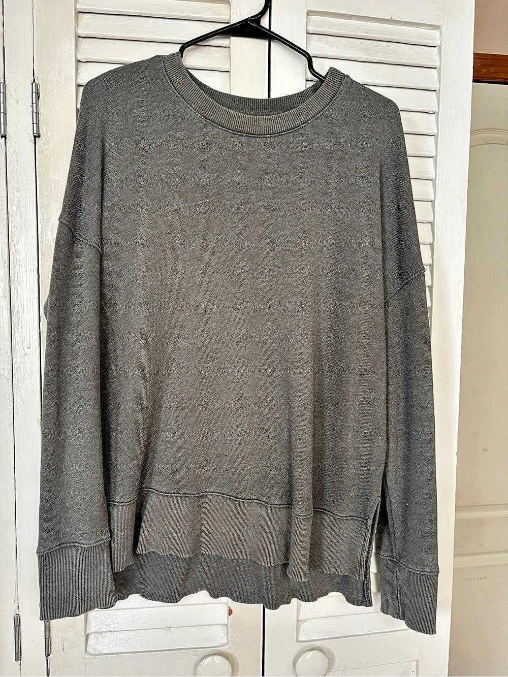 Time & Tru Long Sleeve Sweatshirt in Gray Size Medium